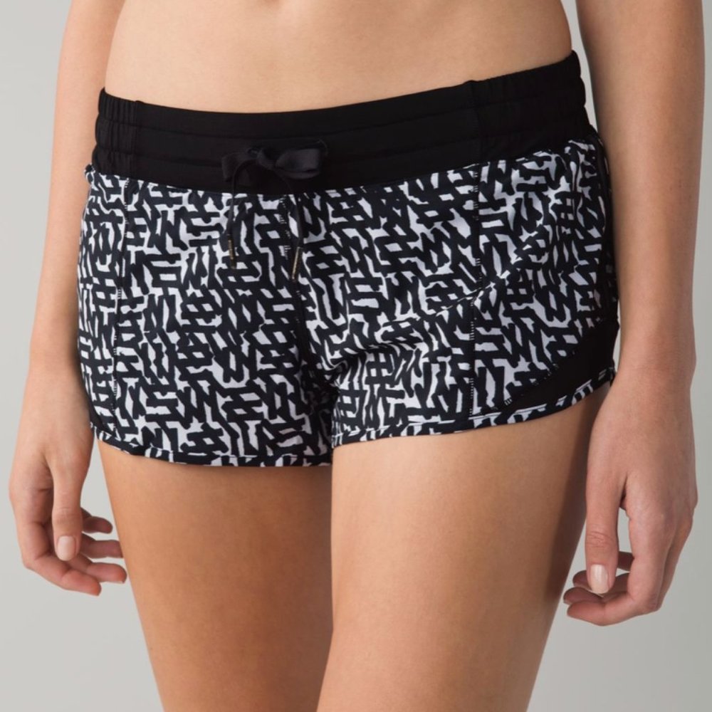 Lululemon Hotty Hot Short 2.5 inch Net Pop White Black Size 8